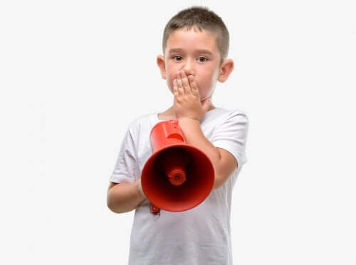 Mon enfant ne parle pas à l'extérieur de la maison
