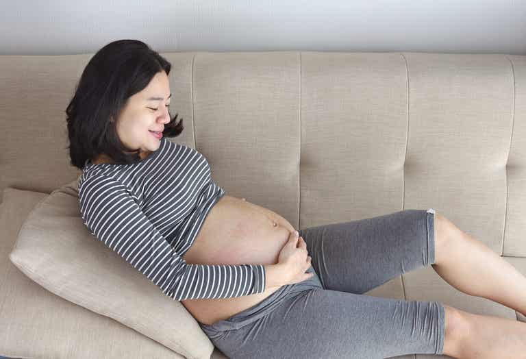 femme enceinte allongée