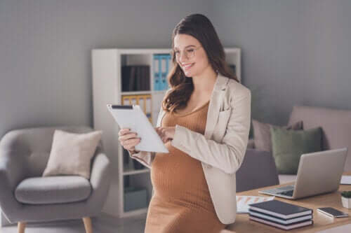 Tenues pour femme enceinte: comment s'habiller pour le bureau?