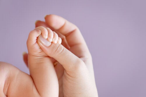 Mains et pieds froids chez les bébés : à quoi cela est-il dû ?