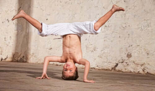 garçon danse la capoeira la tête la première