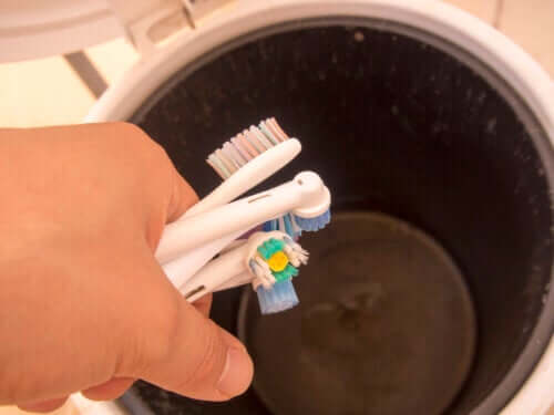 Pourquoi changer la brosse à dents d'un enfant après une infection ?
