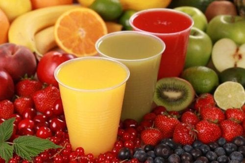 5 risques de donner trop de jus de fruits aux enfants