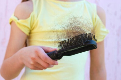 Perte de cheveux à l'adolescence : symptômes, causes et traitement