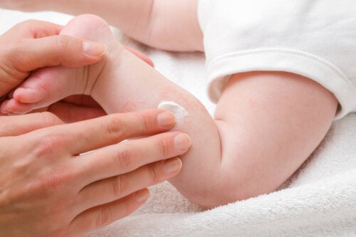 10 remèdes naturels pour la peau sèche de bébé