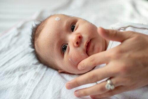 Les clés pour garder la peau de bébé hydratée
