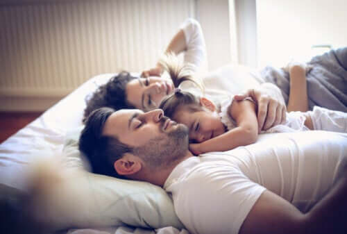 Notre enfant veut dormir avec nous : que faire ?
