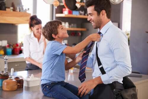 fils répare la cravate de son père avant d'aller travailler joyeuses salutations