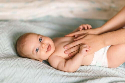 Bienfaits psychologiques du massage pour bébé
