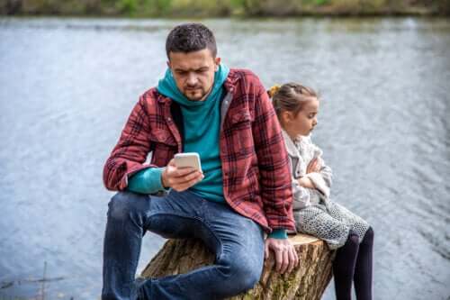 Parents distraits: comment cela peut-il affecter les enfants?