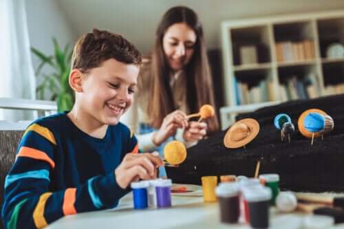 Comment faire un système solaire avec du papier mâché?