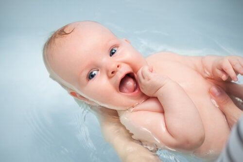 10 clés pour donner son bain à bébé en hiver pour éviter qu'il n'ait froid