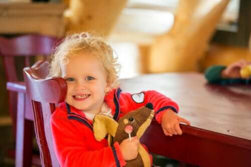 Mon bébé se frotte les dents : est-ce normal ?