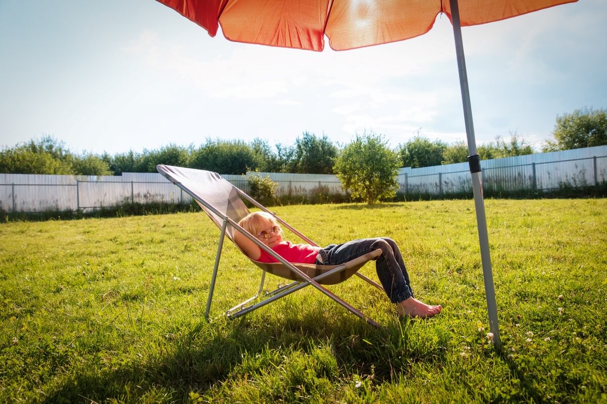 enfant dans un transat