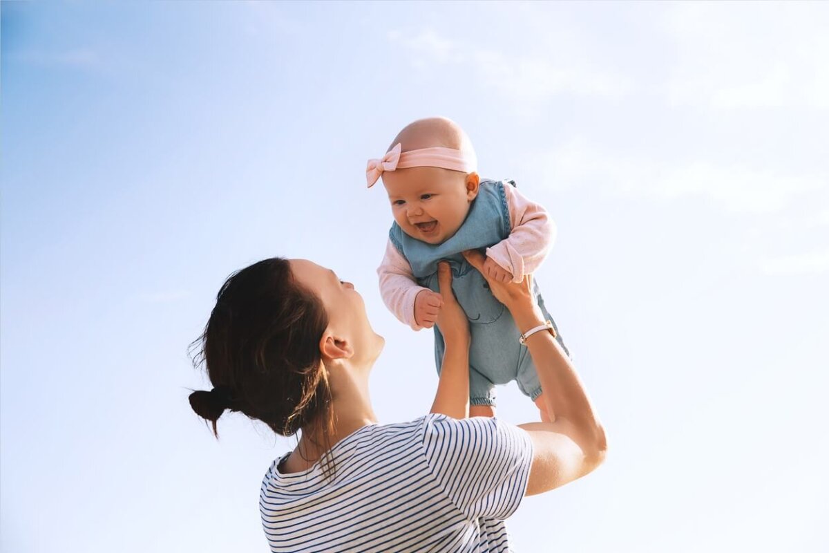 femme portant son bébé