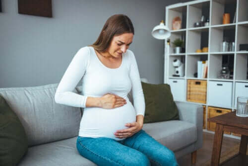 femme tenant le travail de douleur au ventre