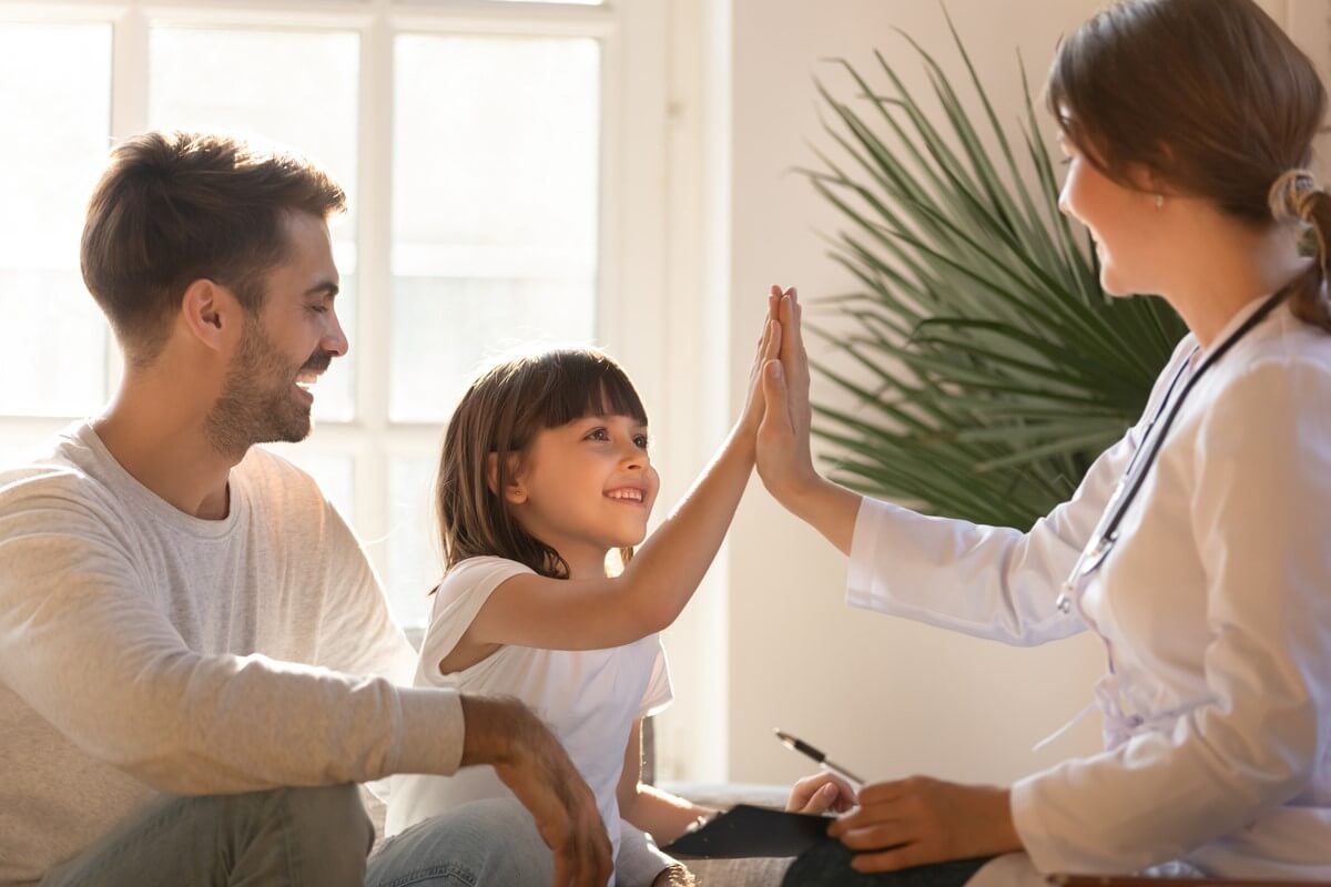 fille et son père chez le médecin