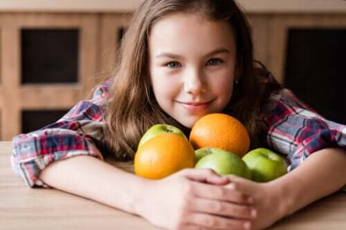 fille heureuse frère de fruits