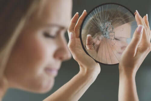 jeune homme se regarde dans le miroir et rejette l'image beauté corporelle complexe faible estime de soi