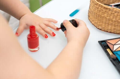 Vernis à ongles chez les garçons et les filles : sont-ils sans danger ?