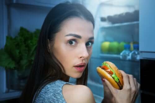 Faim émotionnelle chez les adolescents: comment l'identifier et que faire?