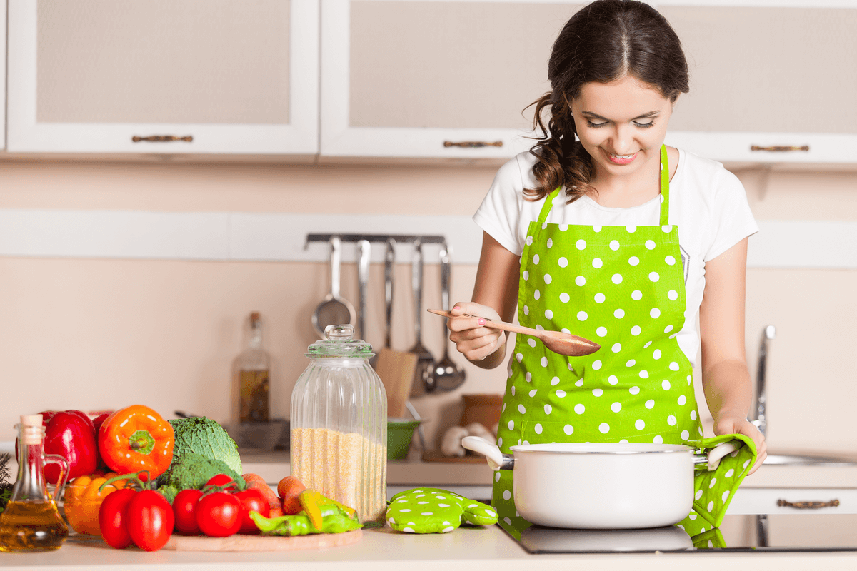 femme cuisinant