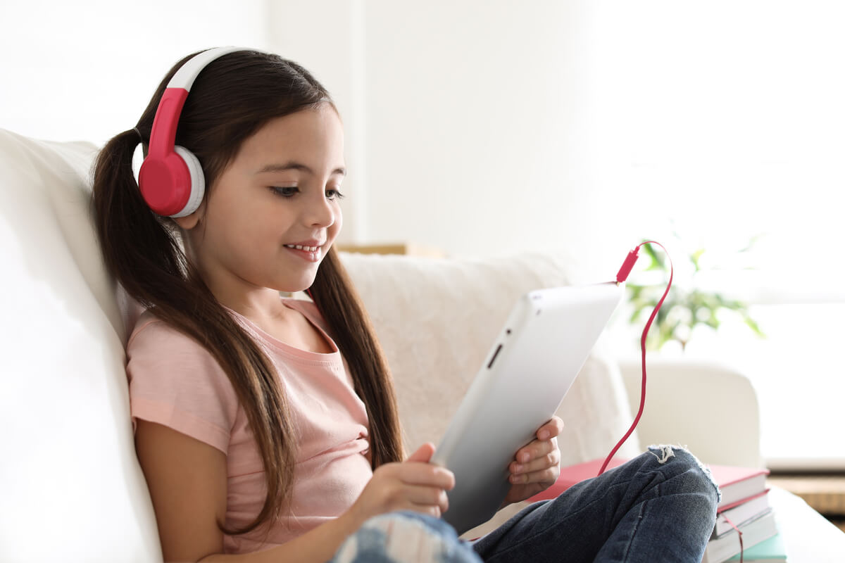 petite fille écoutant un audiolivre en anglais