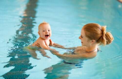 maman tient bébé dans la piscine matrone de la piscine natation