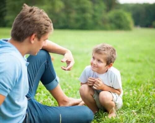 Père enseignant à son fils que personne ne peut toucher son corps.