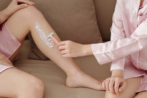 Première épilation : méthodes et astuces