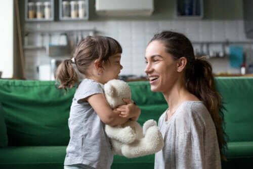 mère et fille fille petite fille parler dans le salon de la maison dialogue