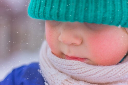 Comment prendre soin de la peau atopique de bébé quand il fait froid?