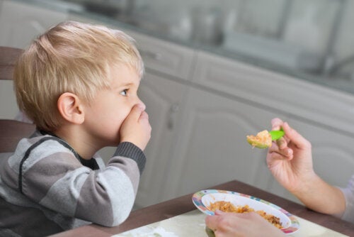5 phrases à éviter lorsque votre enfant ne veut pas manger