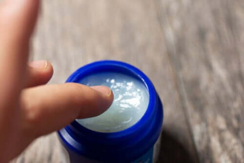Vick Vaporub®: pourquoi certains pédiatres déconseillent son utilisation chez les enfants?