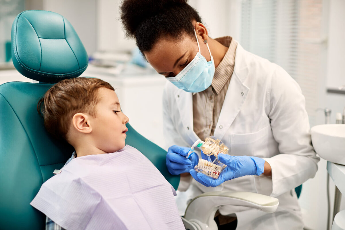 enfant chez le dentiste