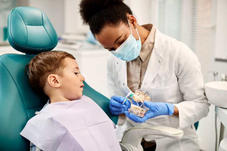 À quelle fréquence les enfants doivent-ils se rendre chez le dentiste ?