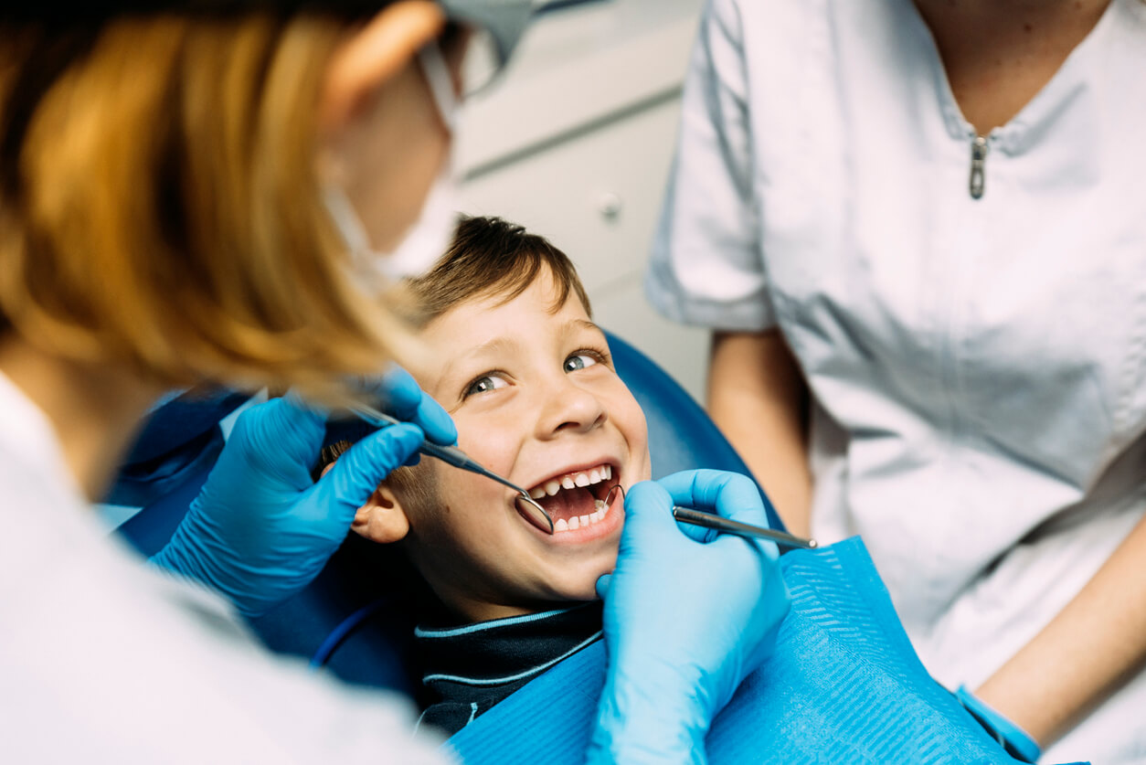 enfant chez le dentiste
