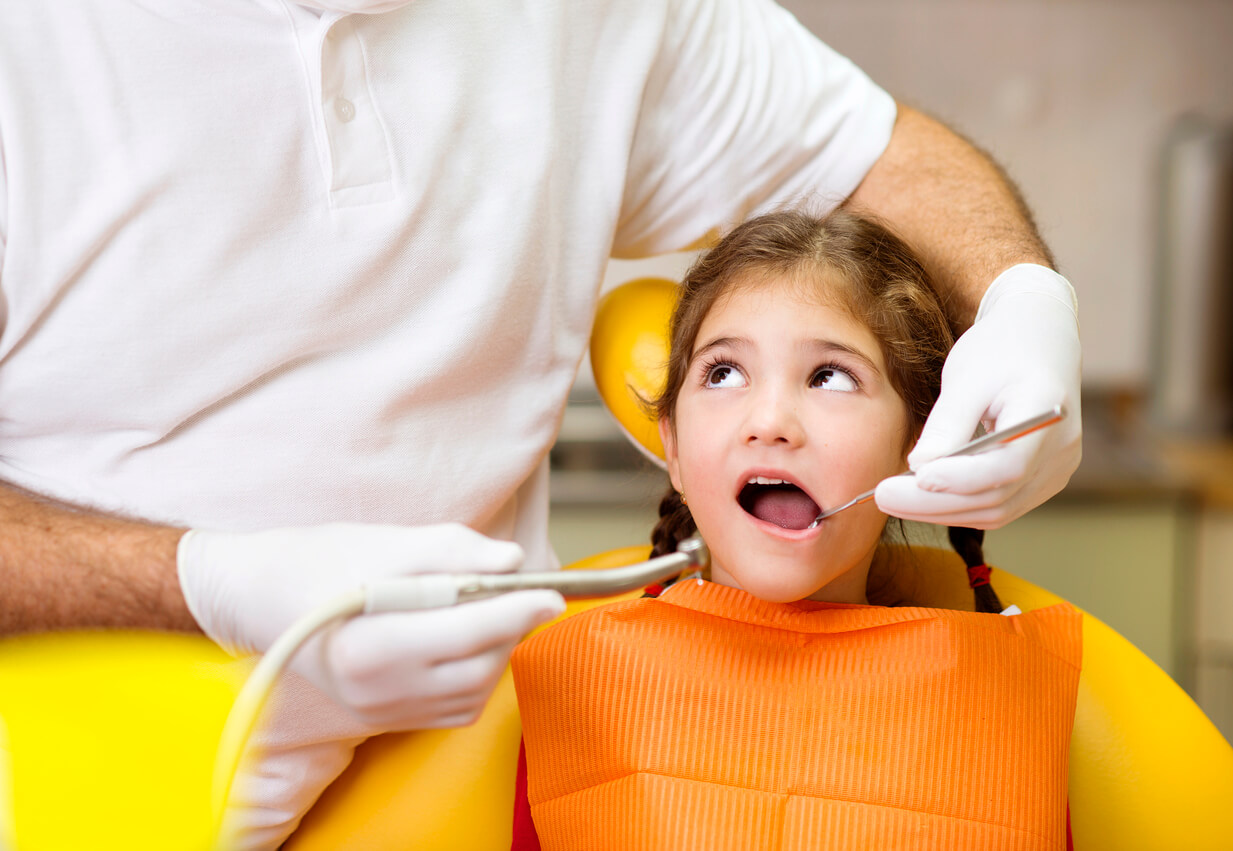 fille chez le dentiste