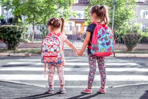 Les filles vont à l'école avec leurs sacs à dos.