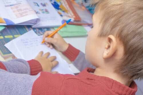 Enfant pratiquant l'écriture manuscrite.