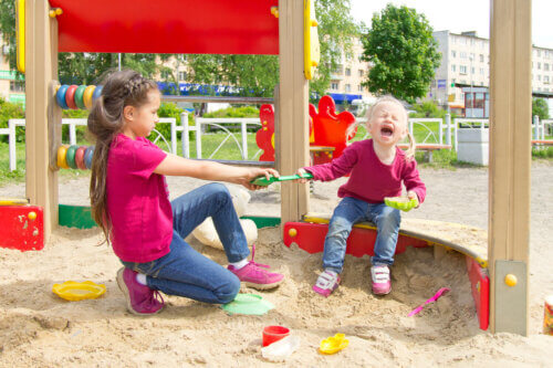 Les bagarres entre enfants : quand et comment intervenir?