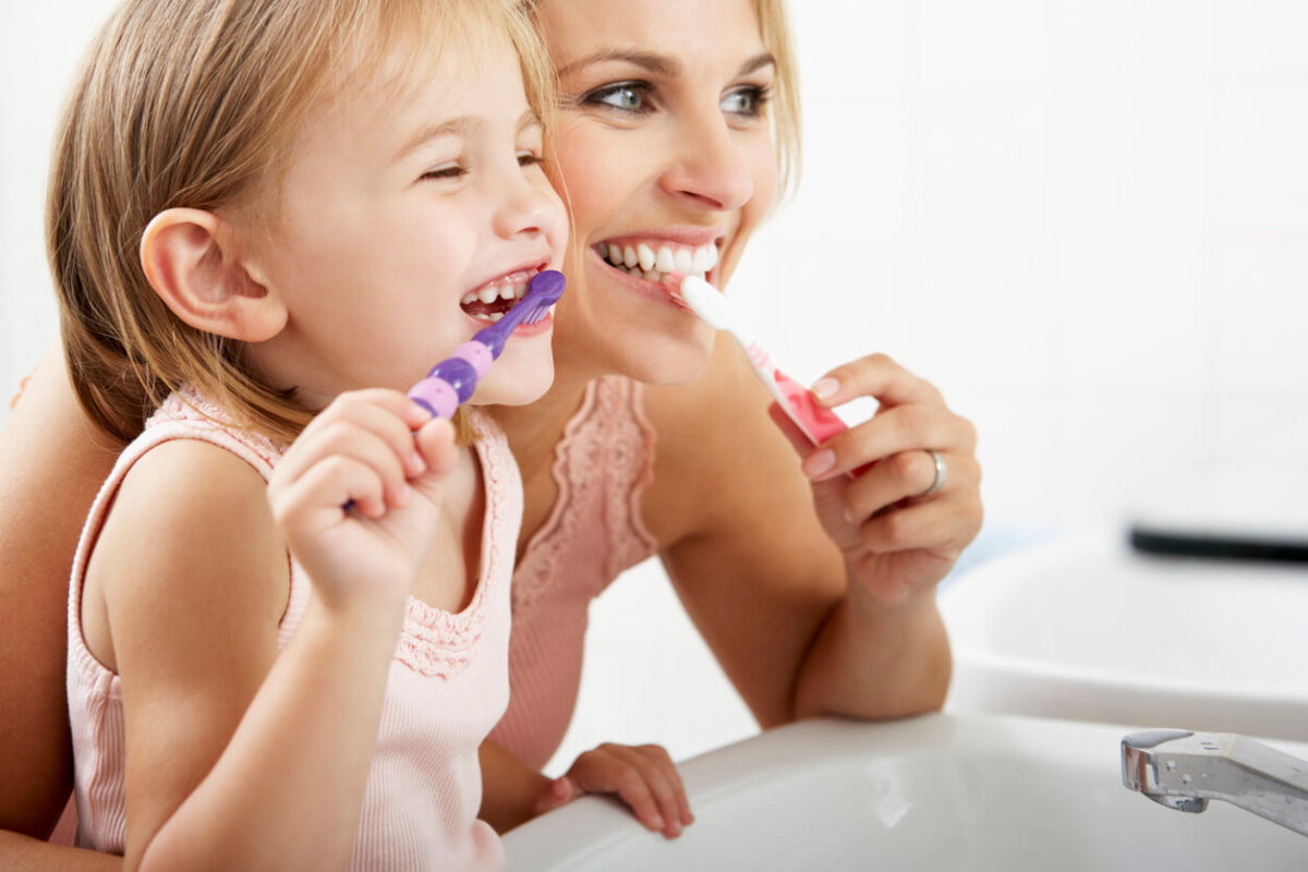 mère et fille se brossant les dents