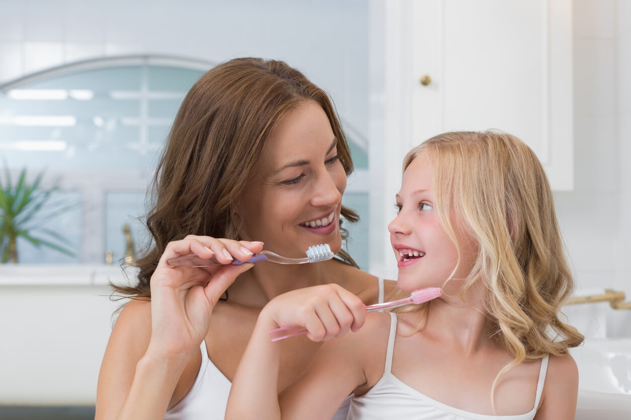 mère et fille se brossant les dents