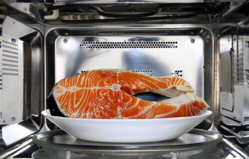 Saumon au micro-ondes en 4 minutes, une recette simple pour toute la famille