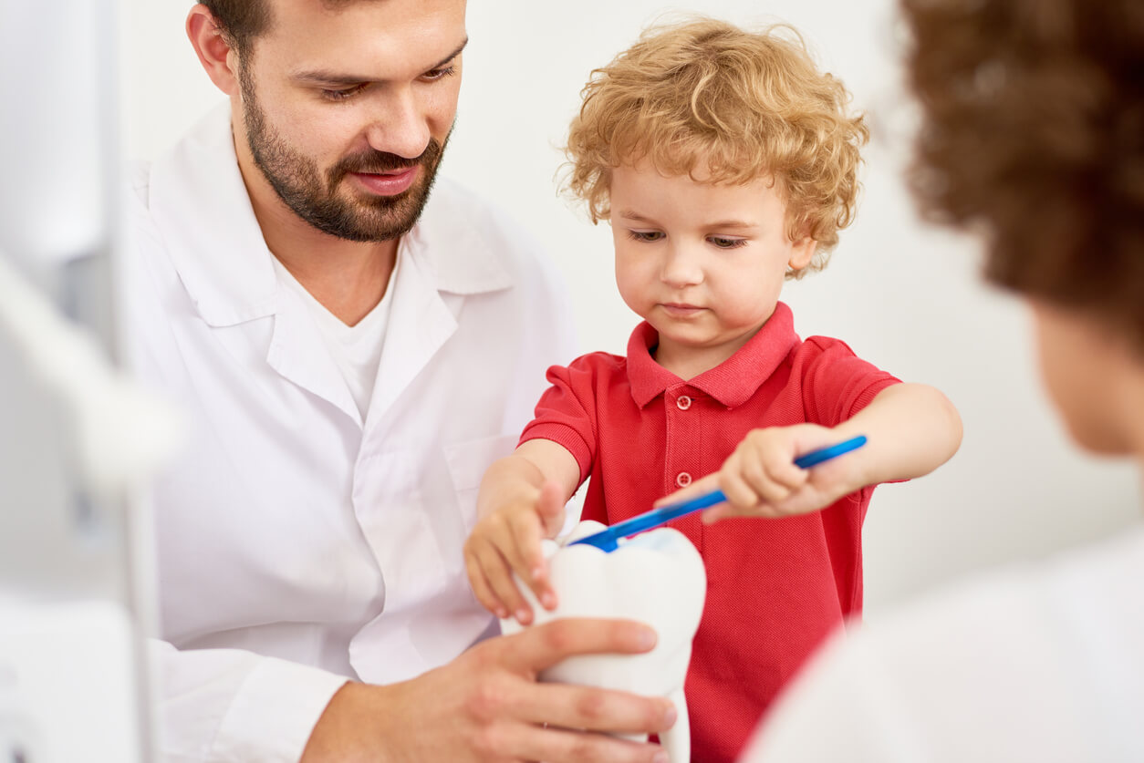 père et fils chez le dentiste