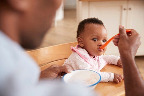 Menu pour bébé de 6 mois: le premier aliment de bébé