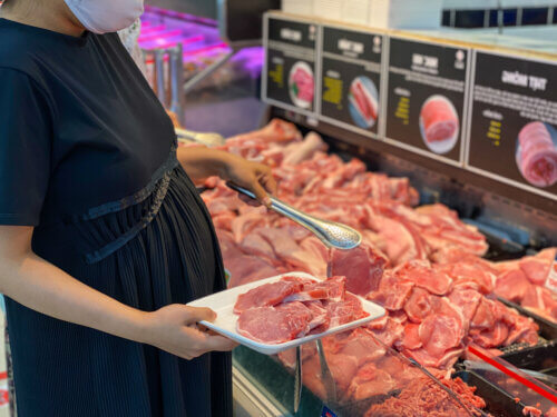 Manger de la viande pendant la grossesse : ce qu'il faut savoir