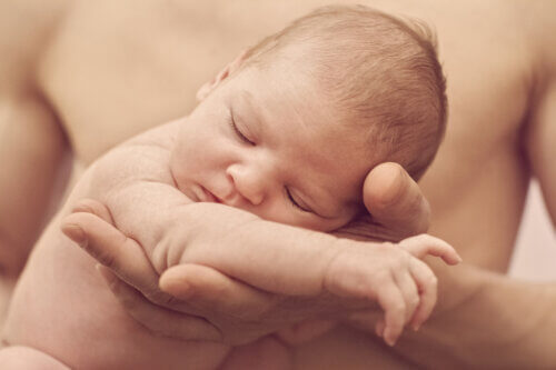 Pourquoi le teint de la peau des bébés change-t-il ?