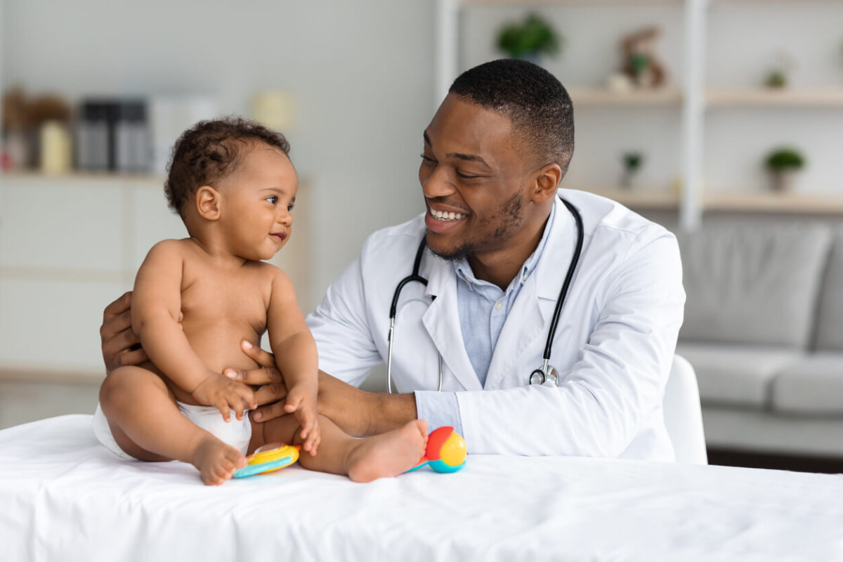 médecin avec un béé