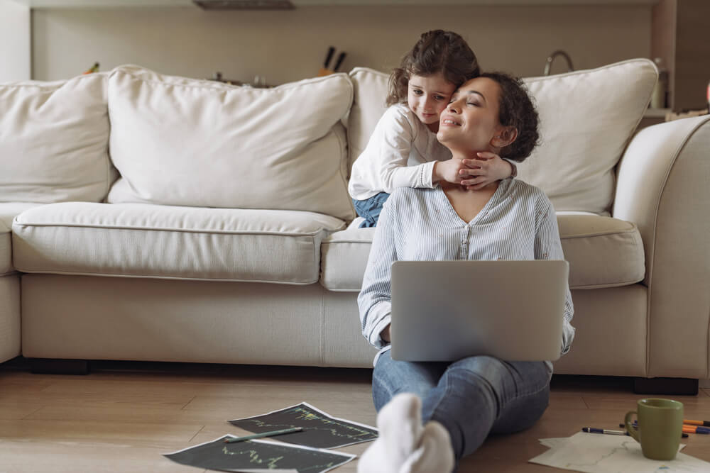 mère travaillant à la maison